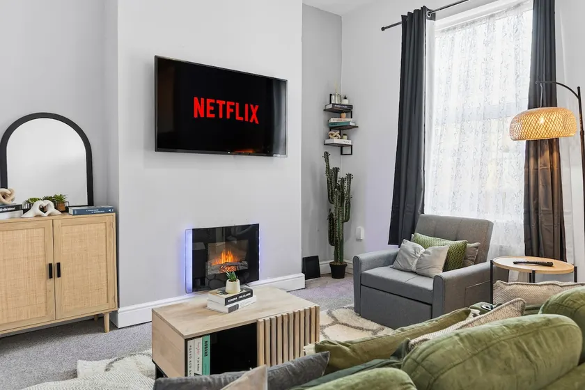Spacious Bury Town Centre House with Parking & Fast Wi-Fi, Near The Rock - Image 1