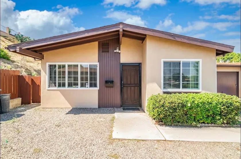 Stylist duplex in San Marcos with fenced yard - Image 1