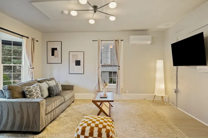 Sweet 4BR Steps from UW | Prime Location @Seattle - Image 1