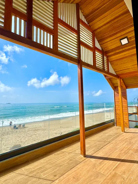 Fabulous oceanfront house, on the sand - Image 1