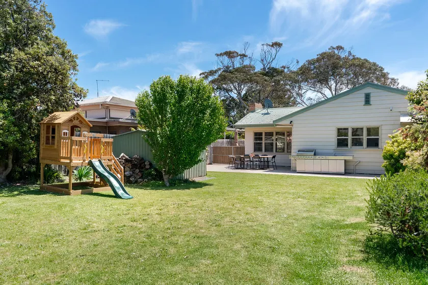 Short walk to Beach/Rosebud Plaza. Huge rear yard. - Image 1
