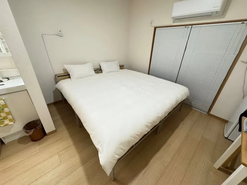 Cozy studio with 2 single beds, 1 stop from Kansai Airport - Image 1
