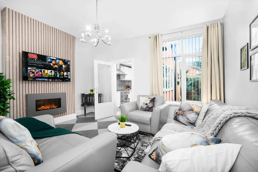 4Bedroom Townhouse* Sleeps 8* Parking* City Center - Image 1