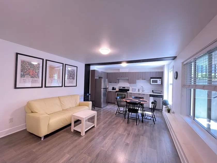 Peaceful & Cozy Private Basement Retreat, Surrey - Image 1