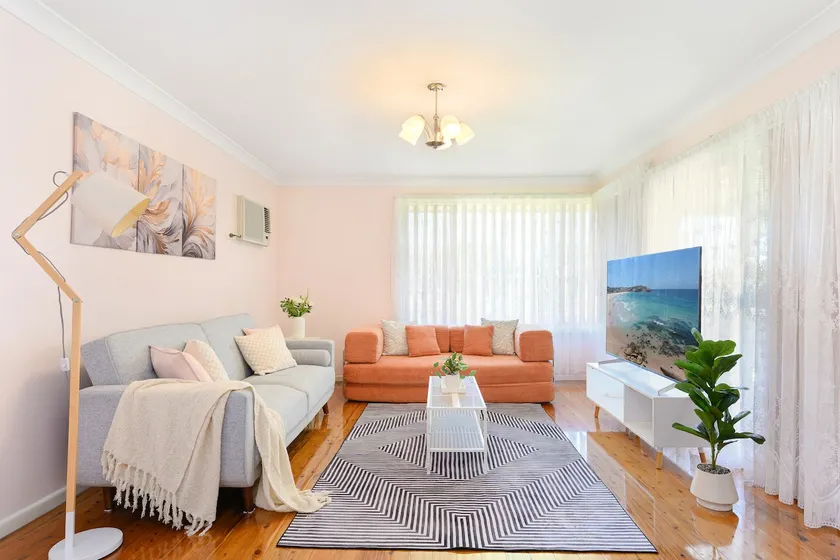 2BR House • Sleeps 7 • Close to Shops & Train - Image 1