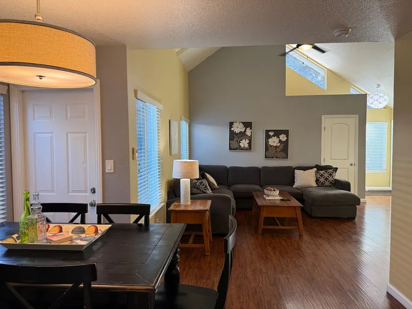 Large Comfy NE Modesto 3 bed 2 bath 2 car garage - Image 1