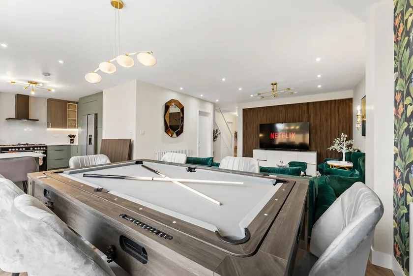 Stylish London Home with Garden and 5-Car Parking - Image 1