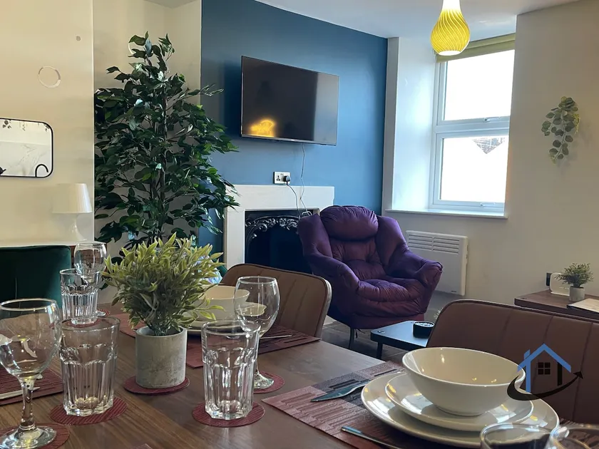 Apt 2 Manor House - 2 Bed 1 bath sleeps 5 parking - Image 1