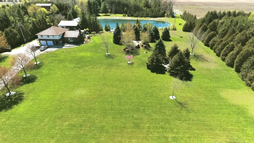 Grand Bend Cottage. 26acr of landscape & priv pond - Image 1