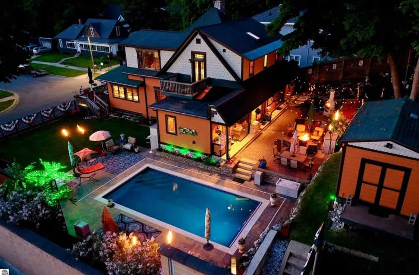 Downtown~Historic~HotTub~Firepit~Speakeasy~Arcades - Image 1