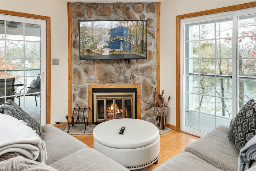 Swaggers Point Lake front Retreat - Image 1