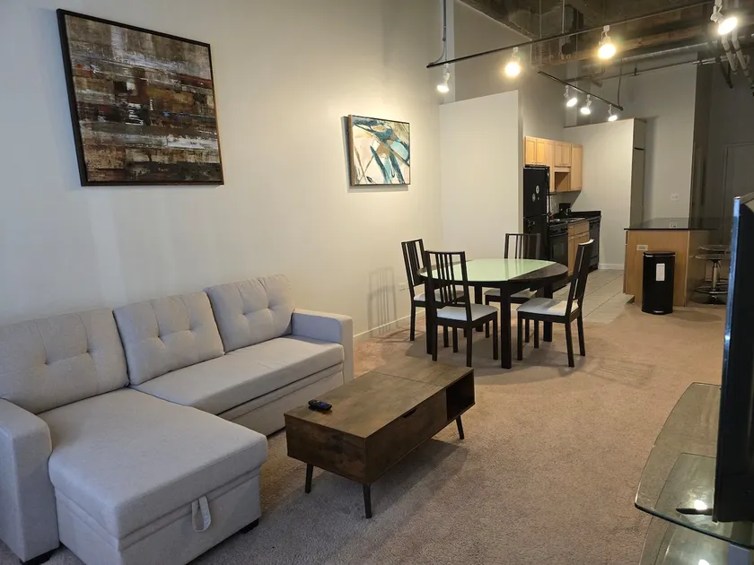 Best location in Loop | High speed internet | Gym - Image 1