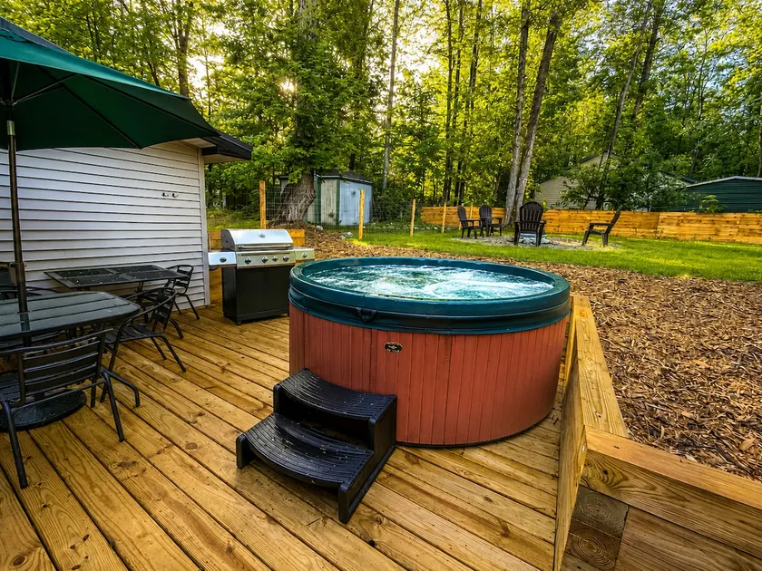 Cabin Fever! Hot Tub Snowmobile Skiing Trails Pet - Image 1