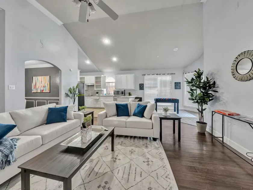 Modern & Cozy 3BR Home | Close to Lake - Image 1