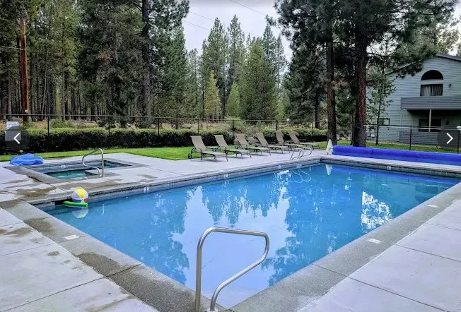 Basecamp Condo - queen bed, community pool, bikes - Image 1
