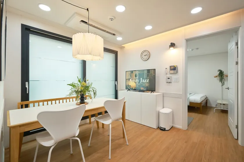 2R2B/3AC/Free luggage storage/Gyeongbokgung Palace/Dongdaemun/Myeong-dong/DDP/Gwanghwamun/Naksan Park/Gwangjang Market/4-person family - Image 1