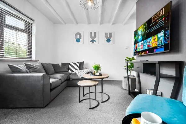Stylish Three Bed House * Garden * Parking - Image 1