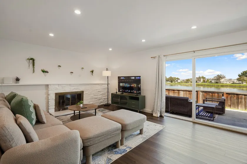 Lakefront 3 Bedroom Retreat with Beautiful Water Views - Image 1
