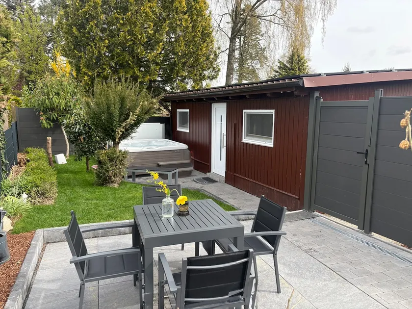Garden Charlet with heated outdoor hot tub - Image 1