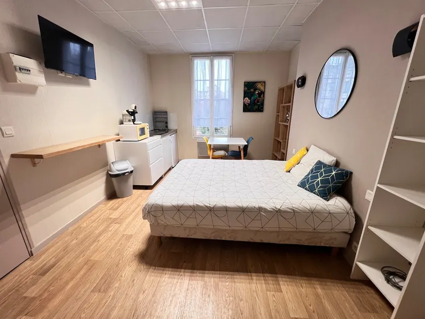 Beautiful quiet studio 300 m from the train station and the CV. - Image 1