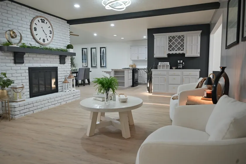 Modern Haven ， The Luxe Four Residence - Image 1