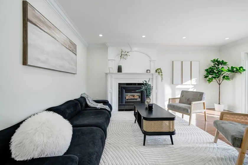 4 BEDROOM & 3 BATH (sleep 8) cozy bungalow home in Richmond Hill - Image 1