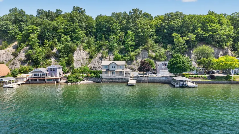 Cayuga Lake Dock Sleeps 10 Near Wineries - Image 1