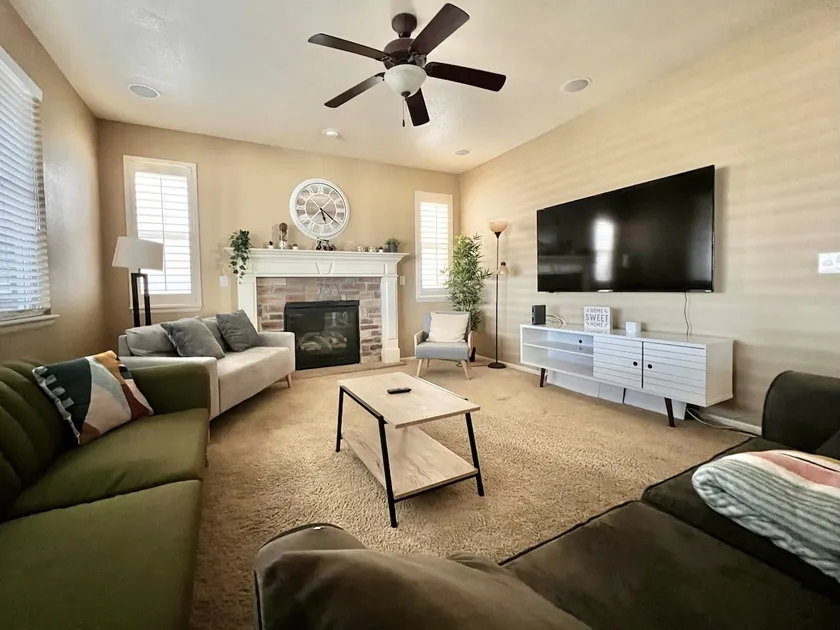 Homey 6 Bedroom Haven | Games, Shopping, Food - Image 1