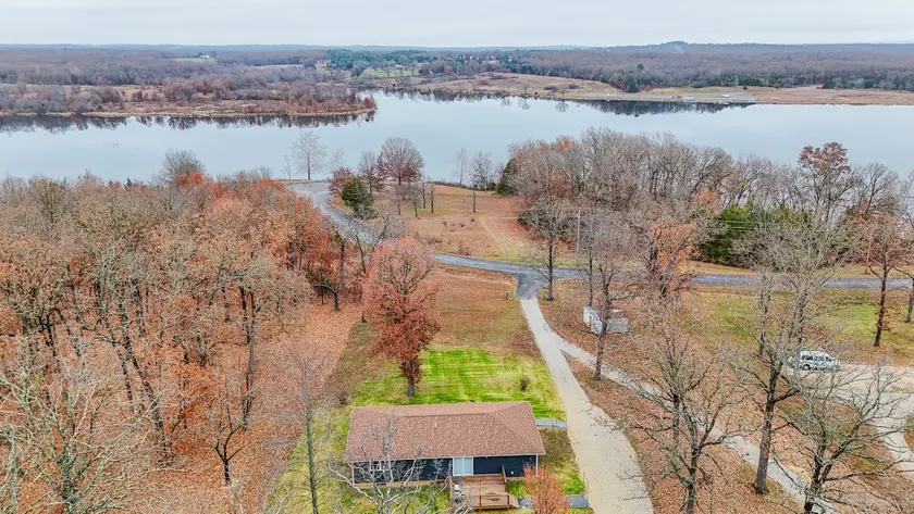 Lakeside Retreat next to Conservation Area - Image 1