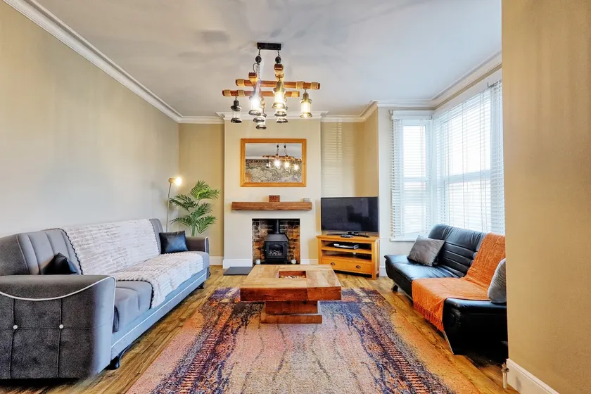 Large 2 Bedroom Flat Near The Beach + Parking - Image 1