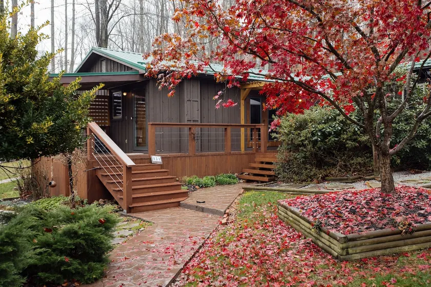 Sanctuary Co Sauna, Hot Tub & Lake Access - Image 1