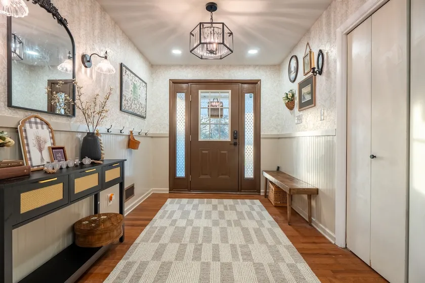 Cozy Claremont Farmhouse - Image 1