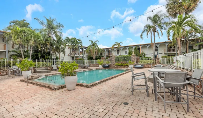 Modern 2BD Apt | TPA 5 min | Pool + GYM + Laundry - Image 1