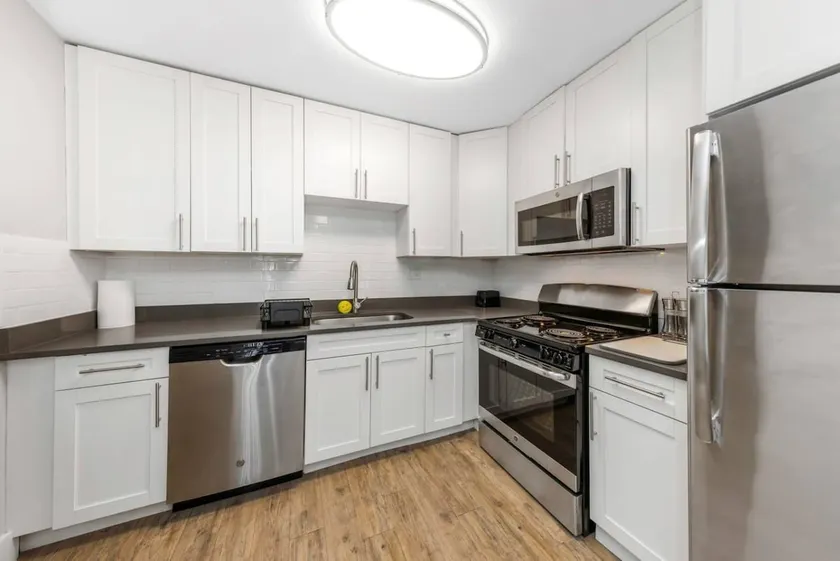 Chic 1 BD w/Pool, Gym & Laundry | 9 mins from TPA - Image 1
