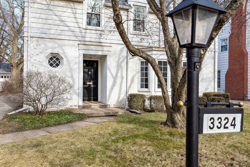 Ottawa Hills 3bd w Chef's Kitchen, King size bed, N64 - Image 1