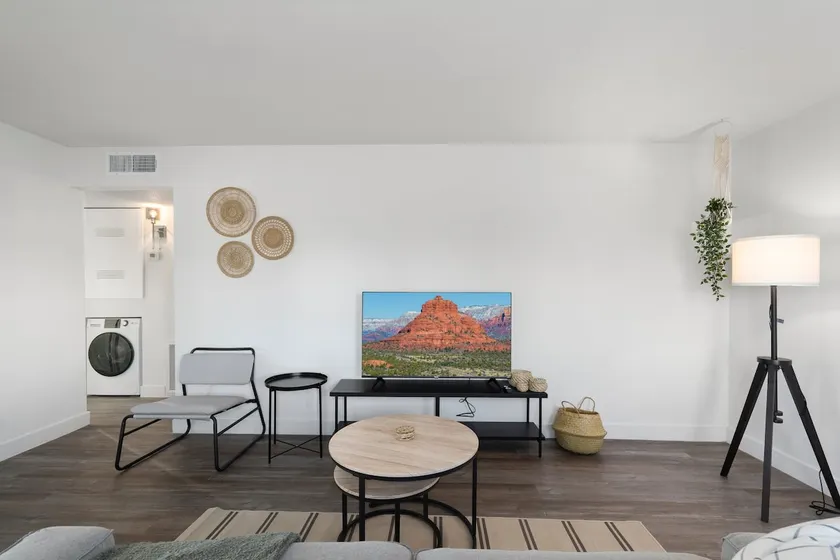 Midtown 2 King| Near Roosevelt Row - Image 1