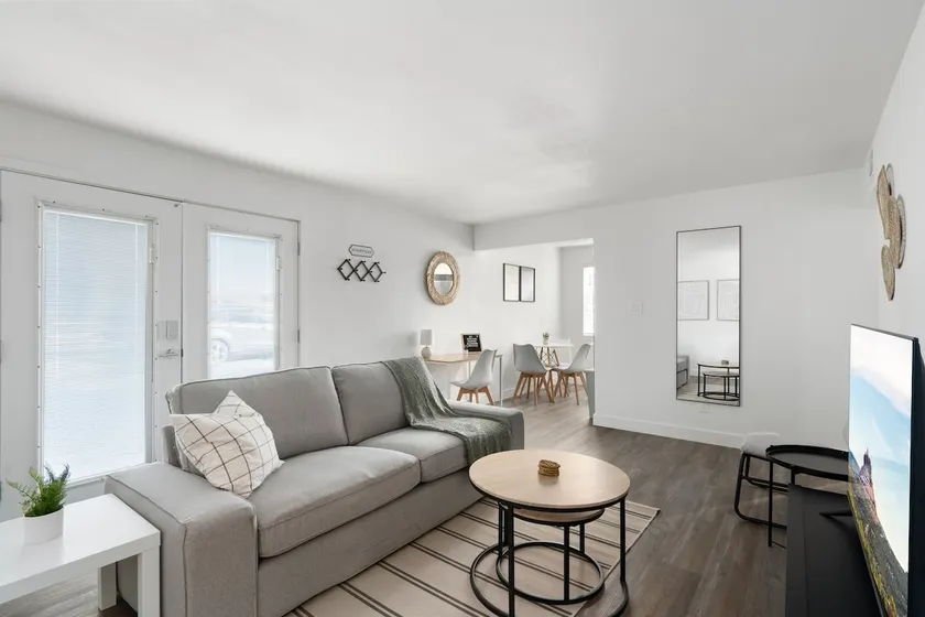 King Bed near Midtown | Encanto Park - Image 1