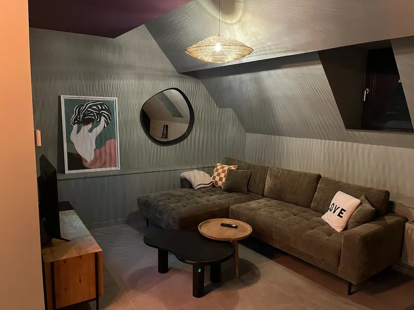 Beautifully decorated apartment with a love theme - Image 1