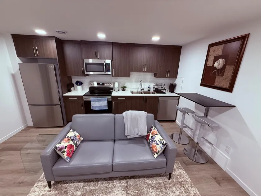 New & Modern Cozy Suite with Full Kitchen - Image 1