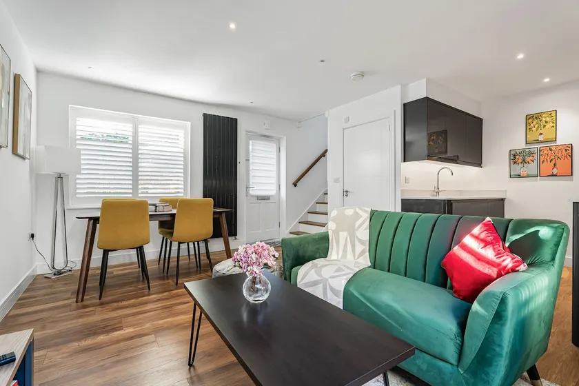 Quiet City Centre Escape – Direct Train to London - Image 1