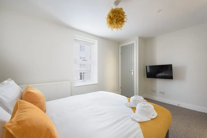 Large 4-Bedroom House in Banbury - Image 1