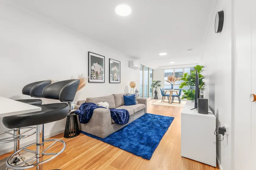 Elegant 1BR w Pool Gym City Views n Parking - Image 1