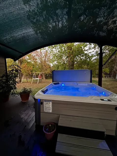 Cozy Backyard Garden Apartment with Hot Tub - Image 1