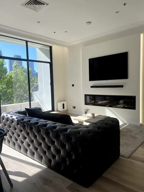 Peaceful Modern Luxe City View Suite with Parking - Image 1