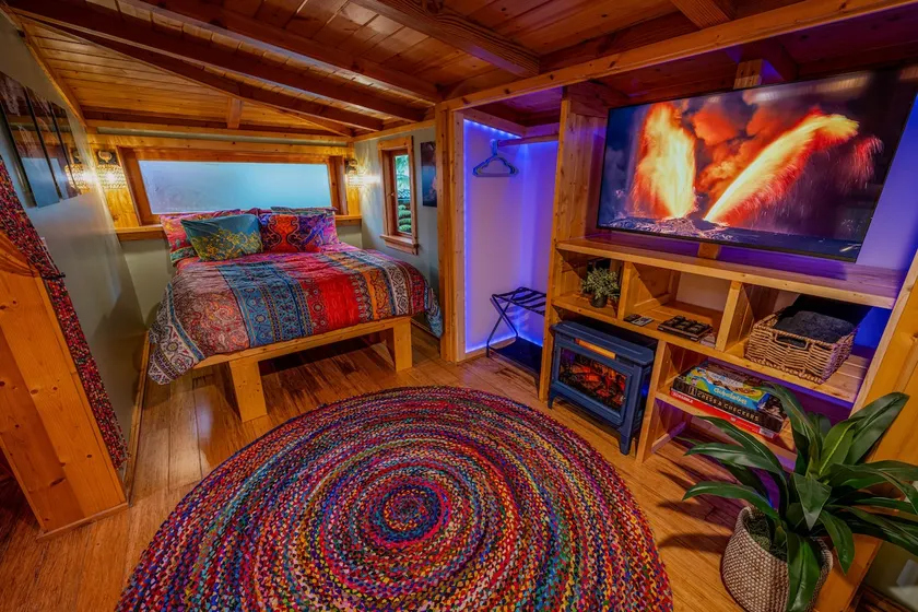 Couples Cabin • 5 min to Volcano NP • Hot Tub - Image 1