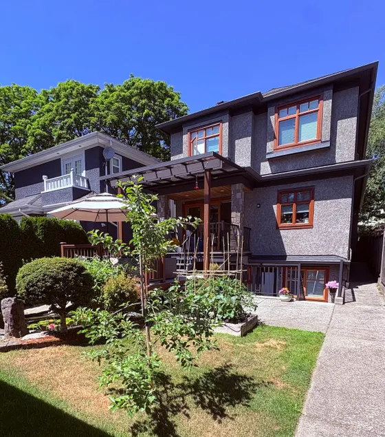 Sunny patio | Steps to transit | free parking - Image 1
