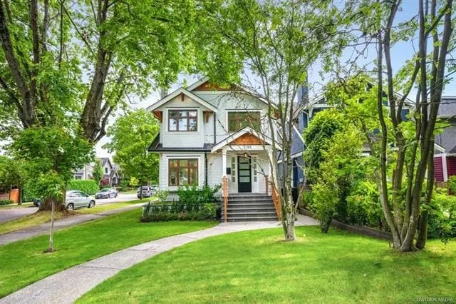 Luxurious Home in Point Grey-5 Beds- 10 min to DT. - Image 1