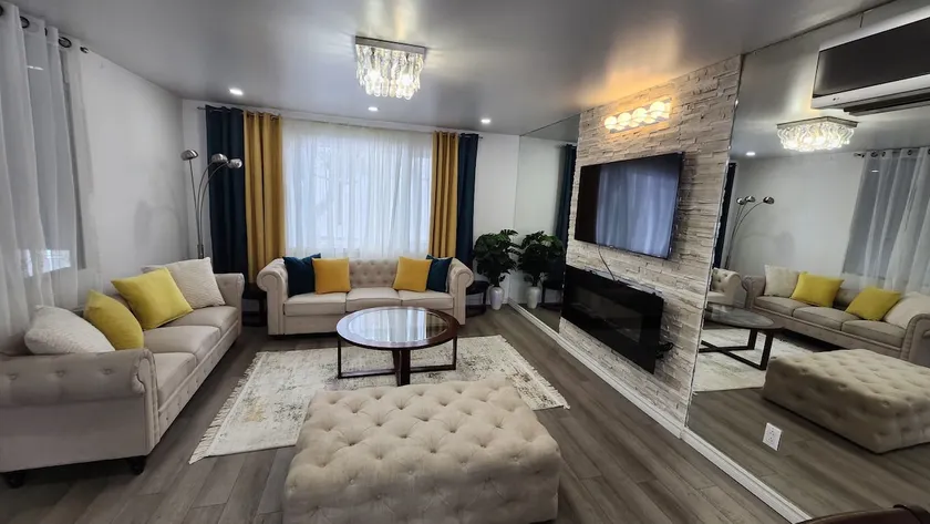 Large Retreat • 2 Kitchens • Free Parkings - Image 1