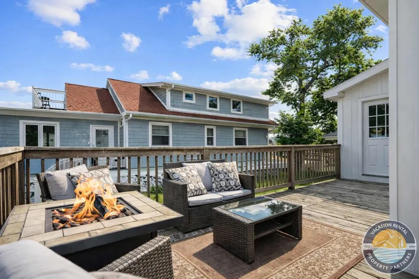 Walk-to-lake family home, porch and fire table - Image 1