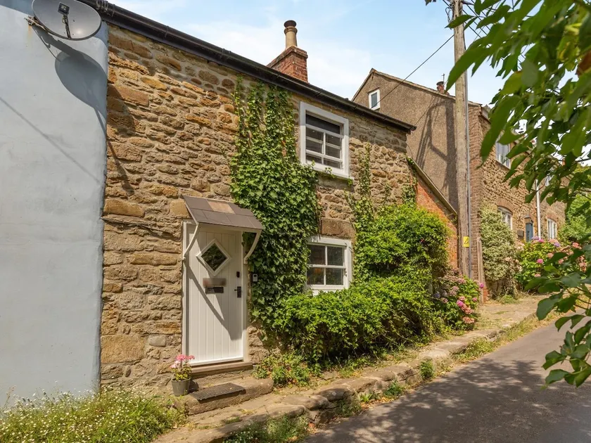 3 Bed in Eype oc-e34183 - Image 1
